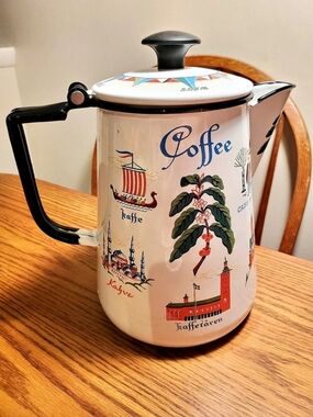 Berggren Enamelware Coffee Pot - Kaffetåren Enamel Coffee Pot White & Black
